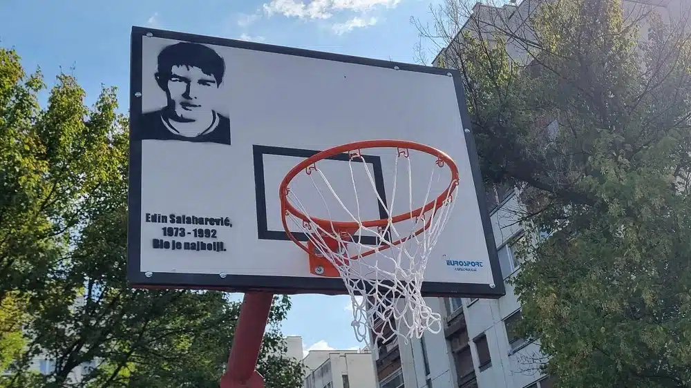 Uspomena na svirepo ubijenog sportistu: U Tuzli postavljen koš Edina Salaharevića