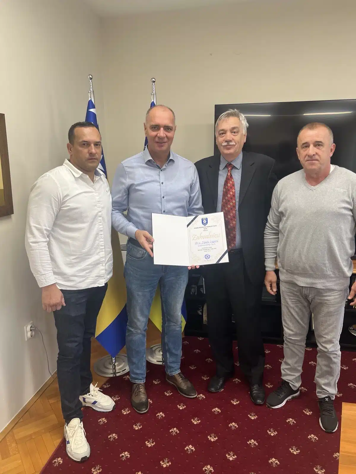 Gradonačelniku Lugaviću uručena zahvalnica za doprinos u radu Gradskog nogometnog/fudbalskog saveza Tuzla