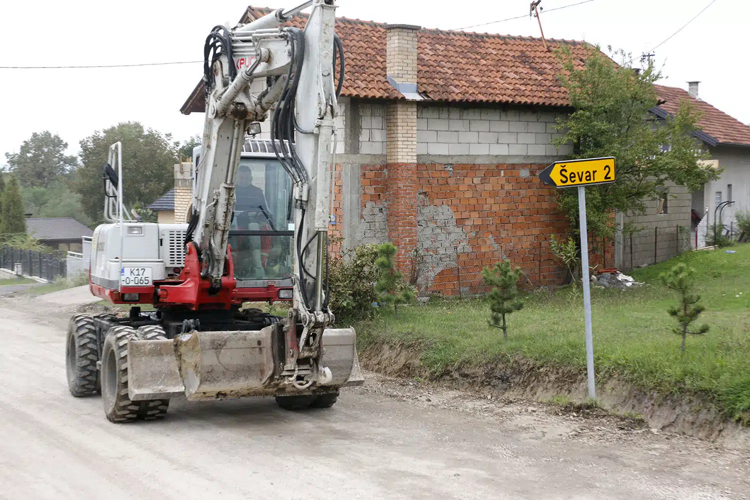 Gradonačelnik Tuzle u radnoj posjeti MZ Kiseljak gdje se izvode radovi na sanaciji ceste prema Husinu
