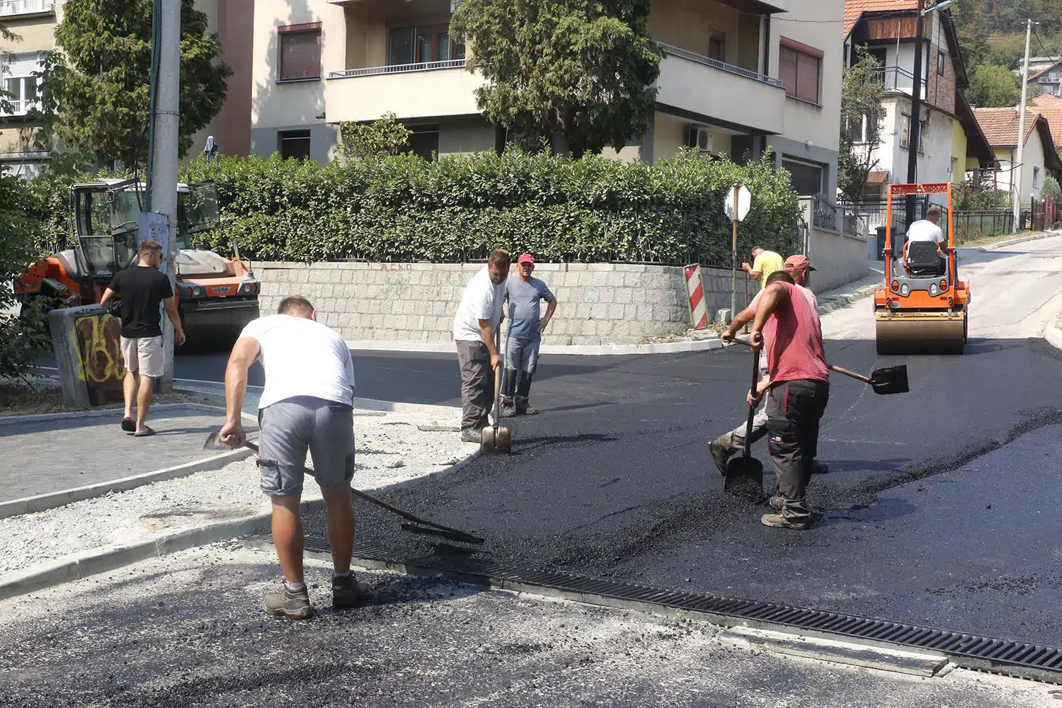 Tuzla: U toku postavljanje drugog sloja asfalta u ulici Batva