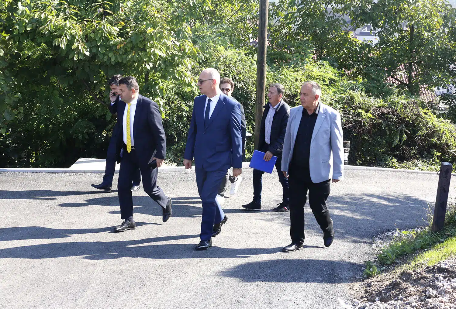 Ministar Hurtić i gradonačelnik Lugavić obišli završene infrastrukturne radove u naselju Krojčica