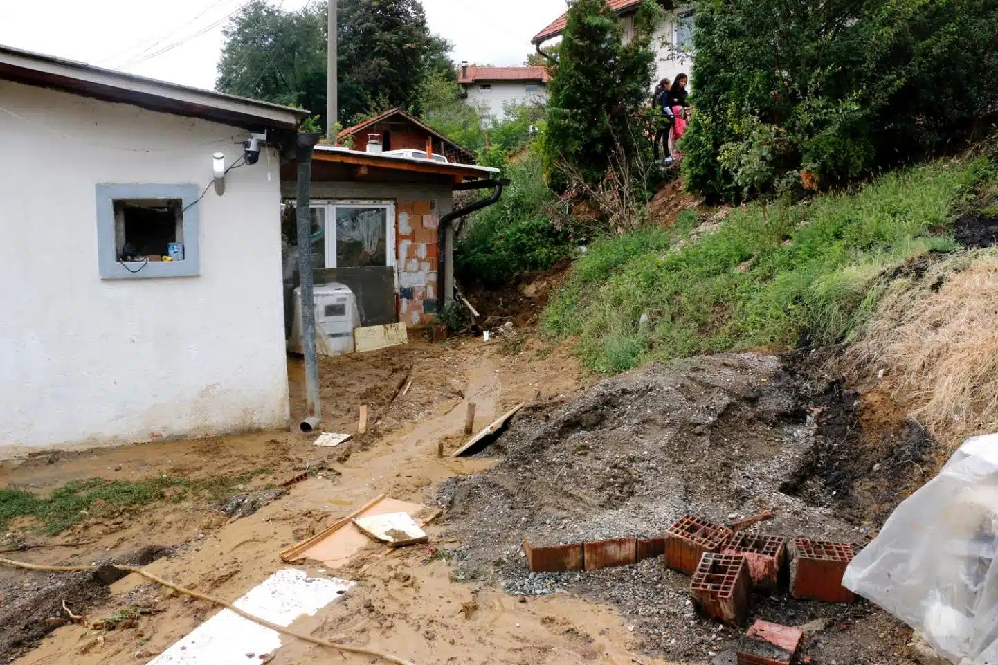 (Foto) Odron zemljišta nanio manju štetu objektu u naselju Krojčica