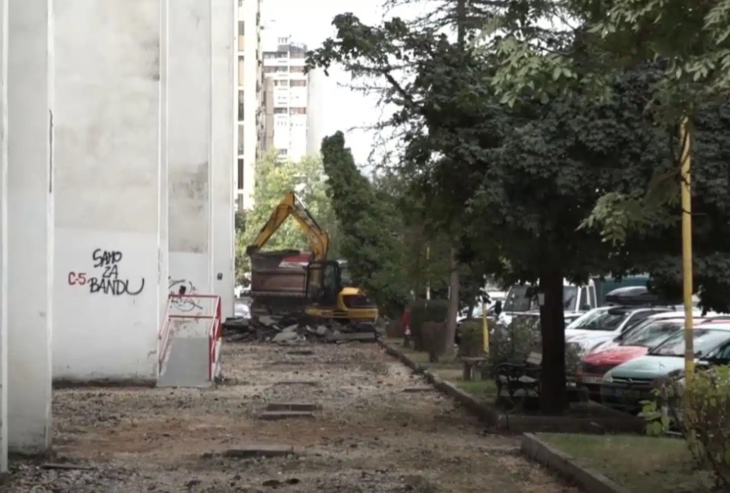 (Video) Počeli radovi na sanaciji trotoara u ulici Ismeta Mujezinovića i naselju Gornja Tuzla