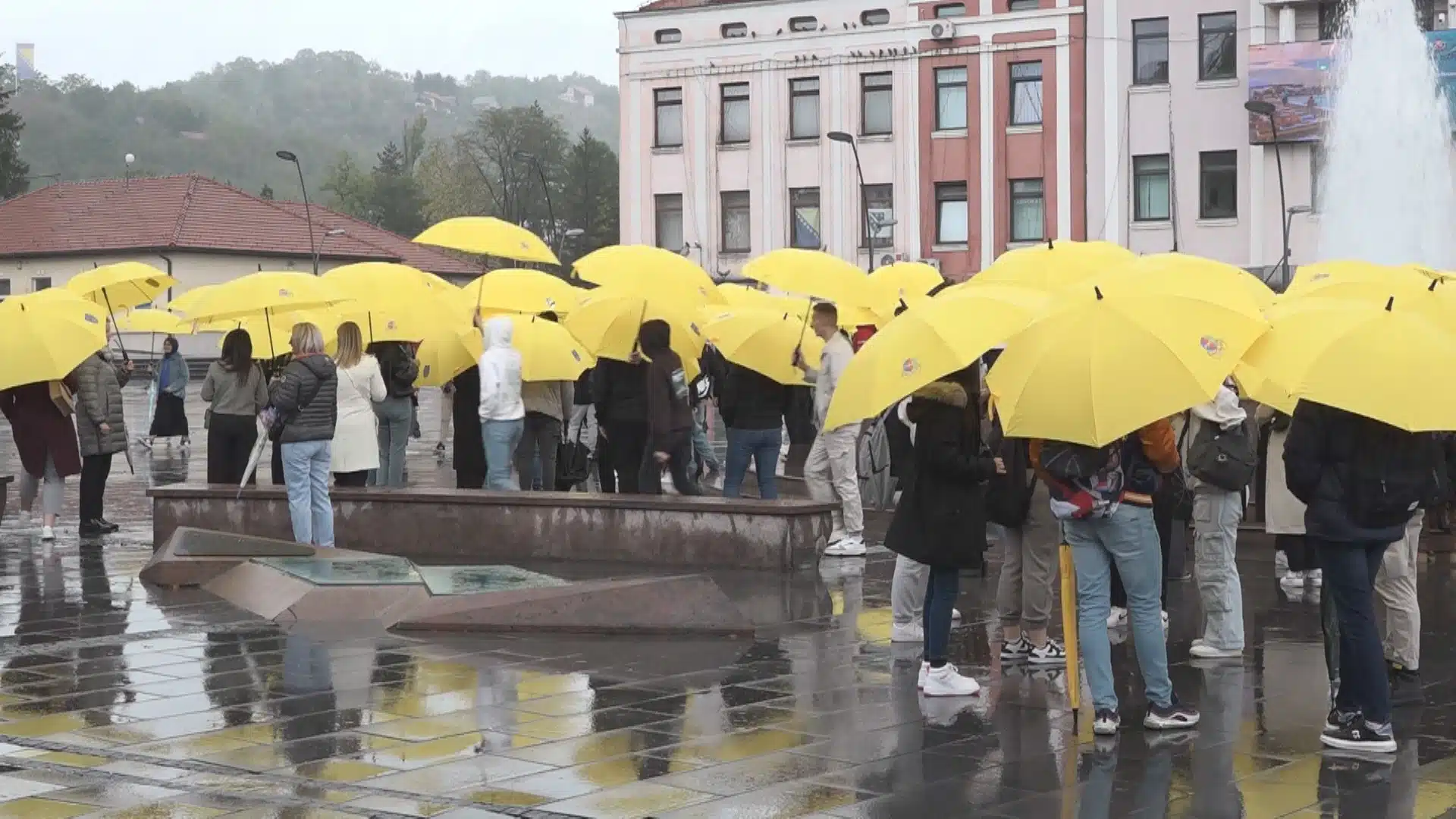 (Video)Na Trgu slobode oblikovana “Zlatna vrpca”, simbol djece oboljele od raka