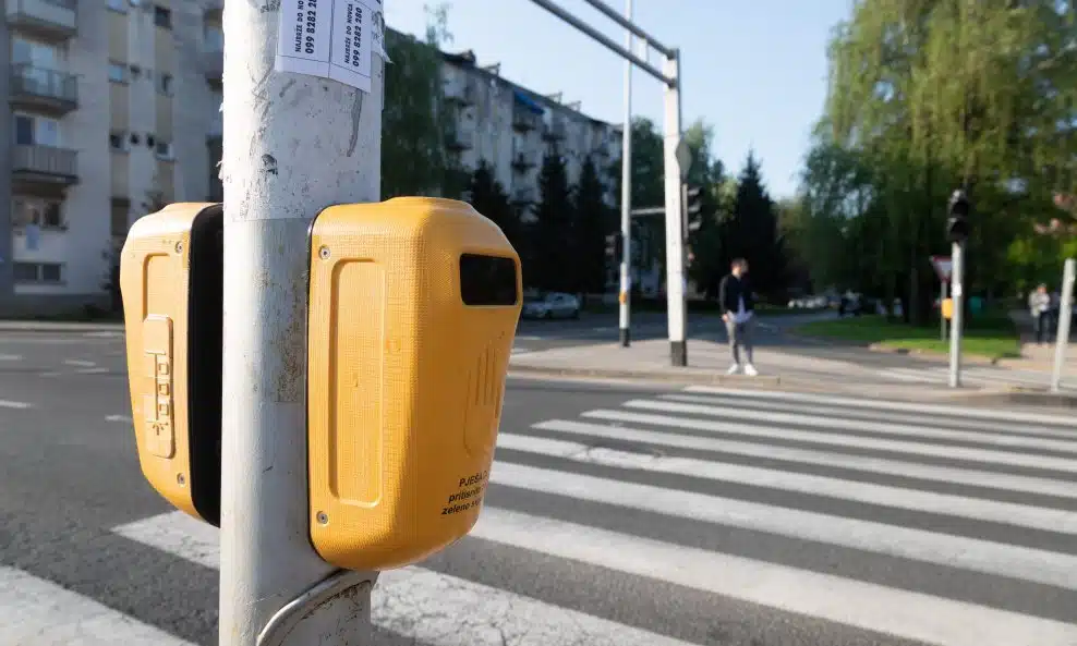 Postavljena dva pješačka tipkala