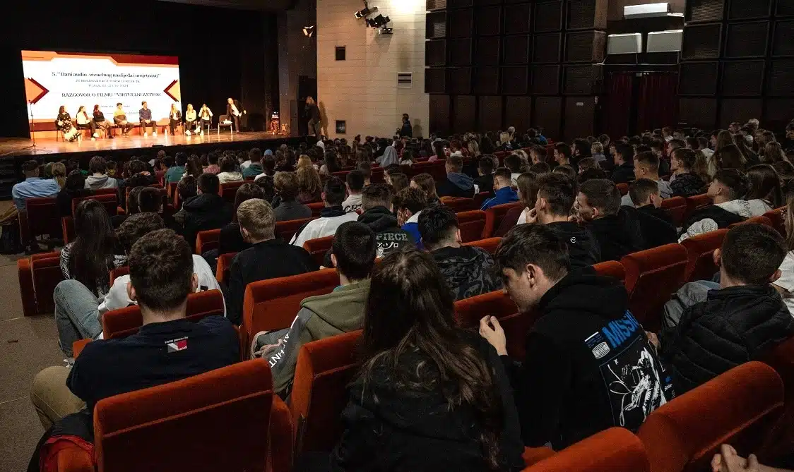 U Tuzli otvoreni 5. “Dani audio-vizuelnog naslijeđa i umjetnosti”, na prvoj projekciji više od 500 učenika