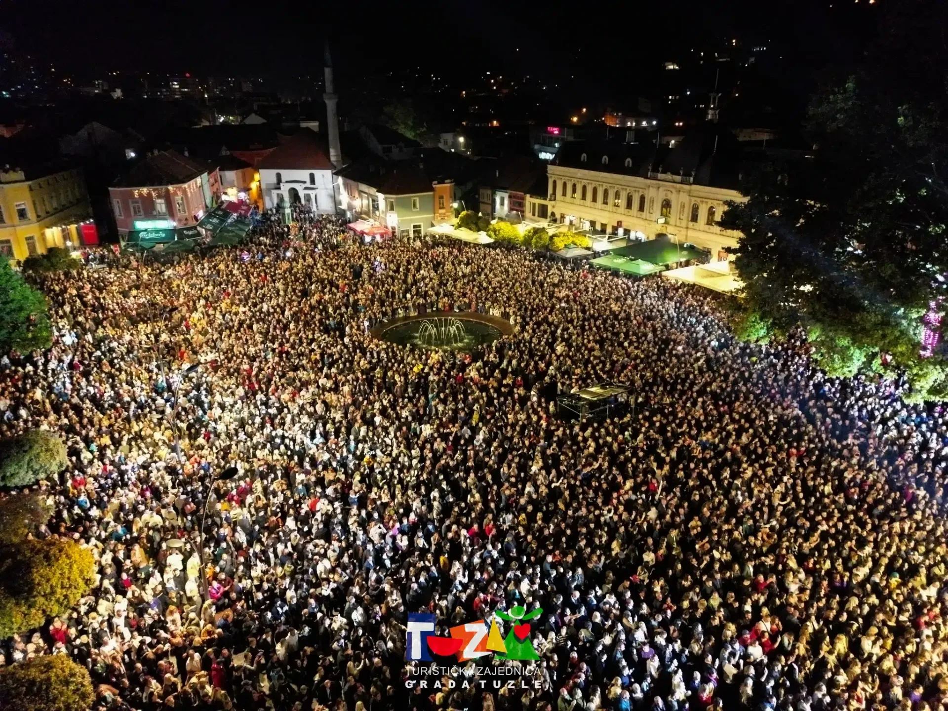 (Video) Na koncertu Halida Bešlića u Tuzli okupilo se više od 10.000 ljudi