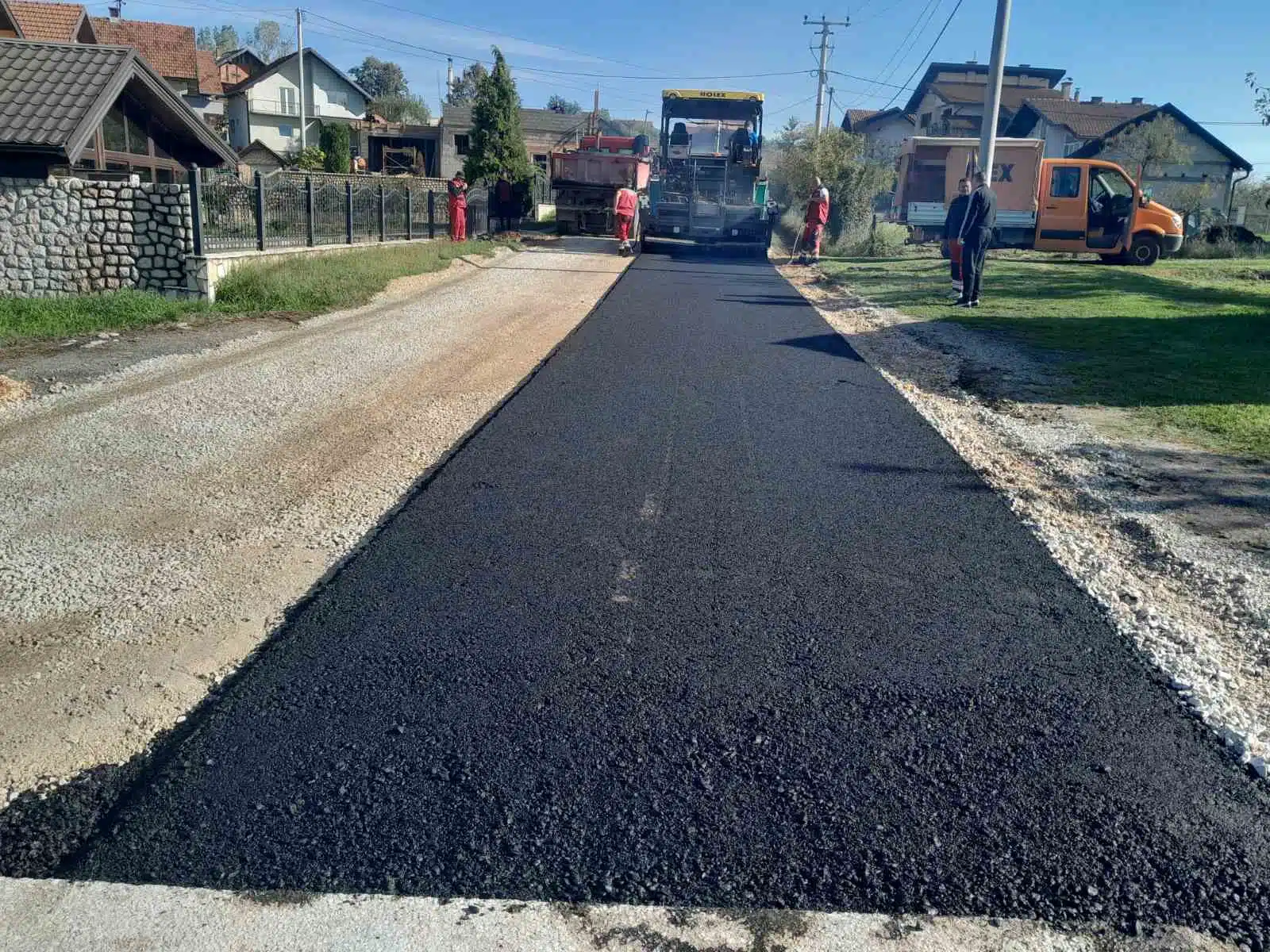 U toku radovi na asfaltiranju dijela puta na dionici Husino-Kiseljak