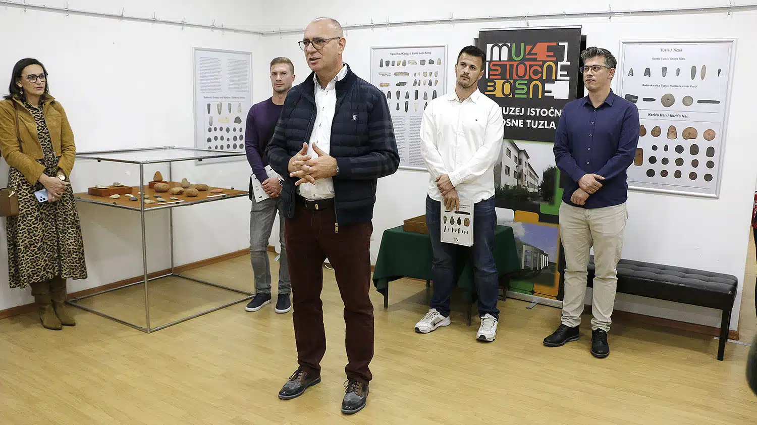 Gradonačelnik Lugavić otvorio izložbu “Prahistorijski Kameni Artefakti Sjeveroistočne Bosne” u Muzeju istočne Bosne