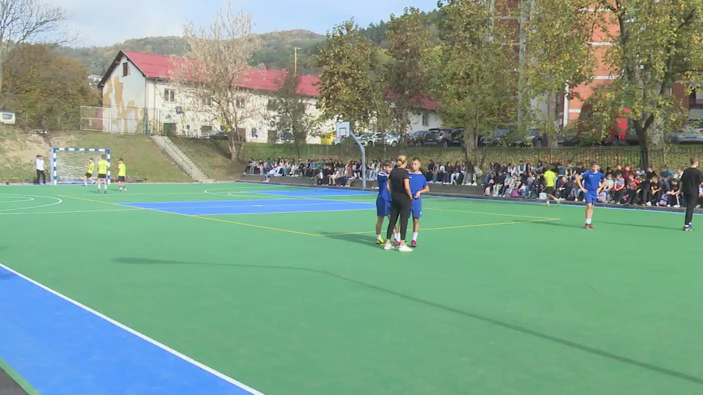 Na obnovljenom igralištu OŠ “Brčanska Malta” odigrana malonogometna utakmica (VIDEO)