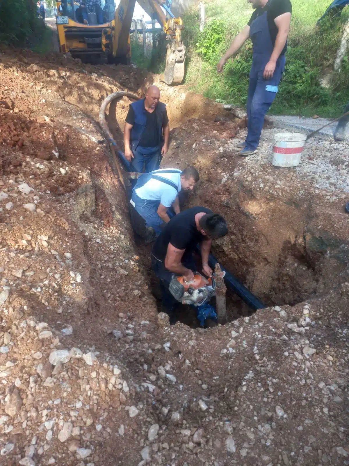 U toku radovi na sanaciji vodovodne mreže u ulici Uzeira Rame Meškovića