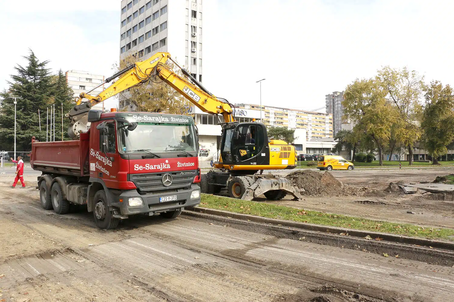 U toku radovi na izgradnji kružnog toka na Slatini, gradonačelnik Lugavić obišao lokaciju (FOTO)