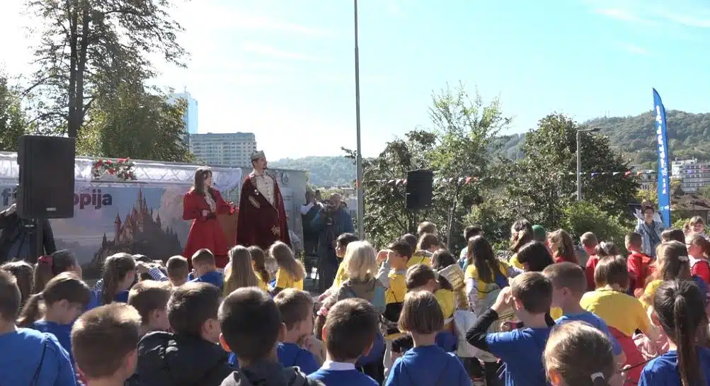 Dani filantropije: Oko 300 učenika uživalo u manifestaciji „Zemlja Filantropija“ na Slanoj Banji (VIDEO)
