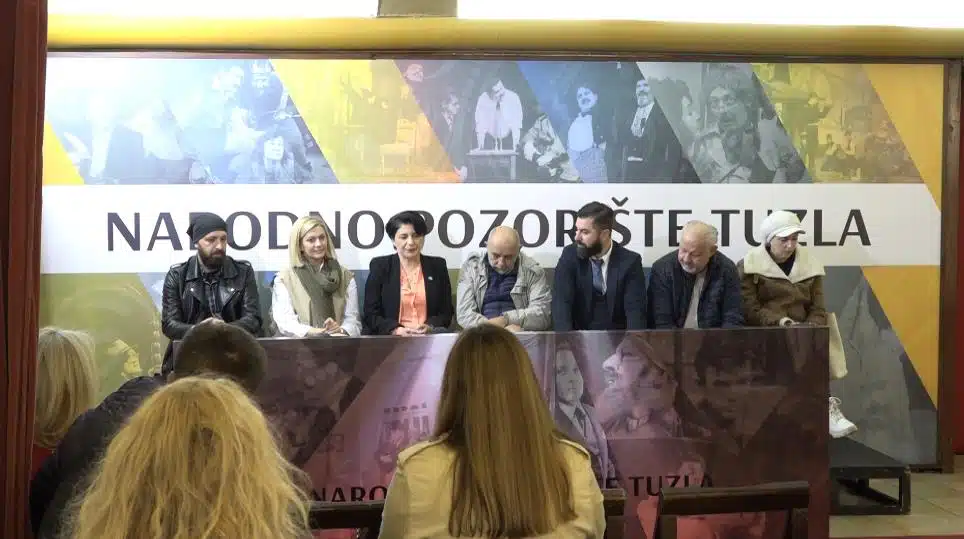 Premijerno izvođenje predstave ”Tango” na daskama tuzlanskog Narodnog pozorišta (VIDEO)