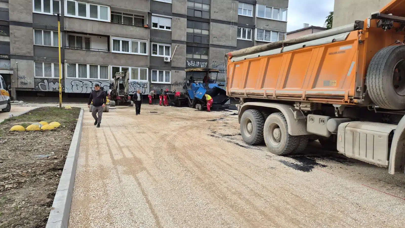 Radovi na asfaltiranju parking prostora između ulica Maršala Tita i Aleje Alije Izetbegovića u završnoj fazi