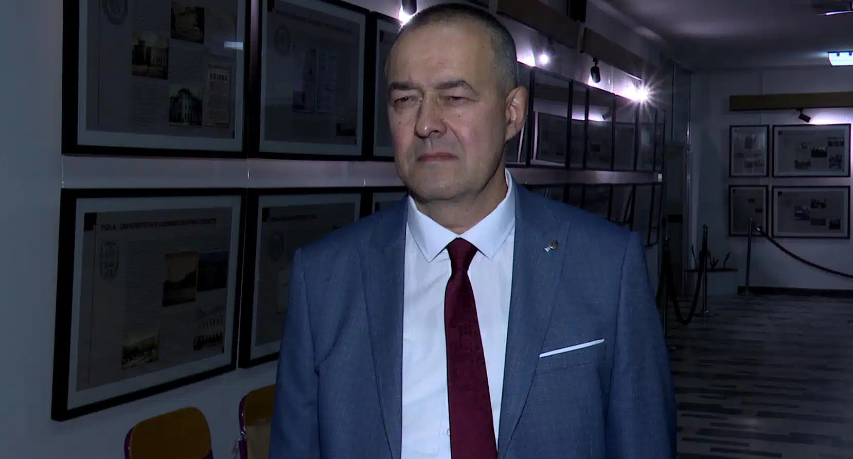Tuzla: Predstavljena knjiga “Između čekića i nakovnja” profesora Adnana Jahića (VIDEO)