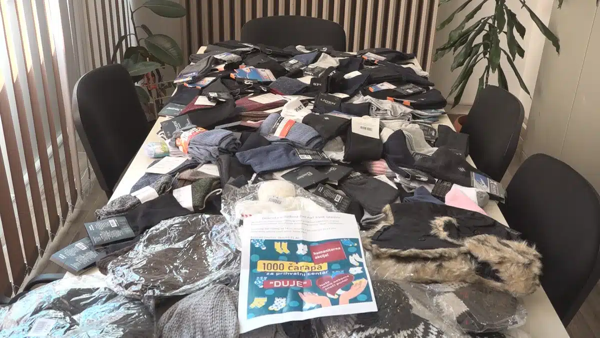 Štićenicima Prihvatnog centra “Duje” uručena donacija 1000 čarapa, zajednički projekat Crvenog krsta Tuzla i MZ “Tušanj”(Video)