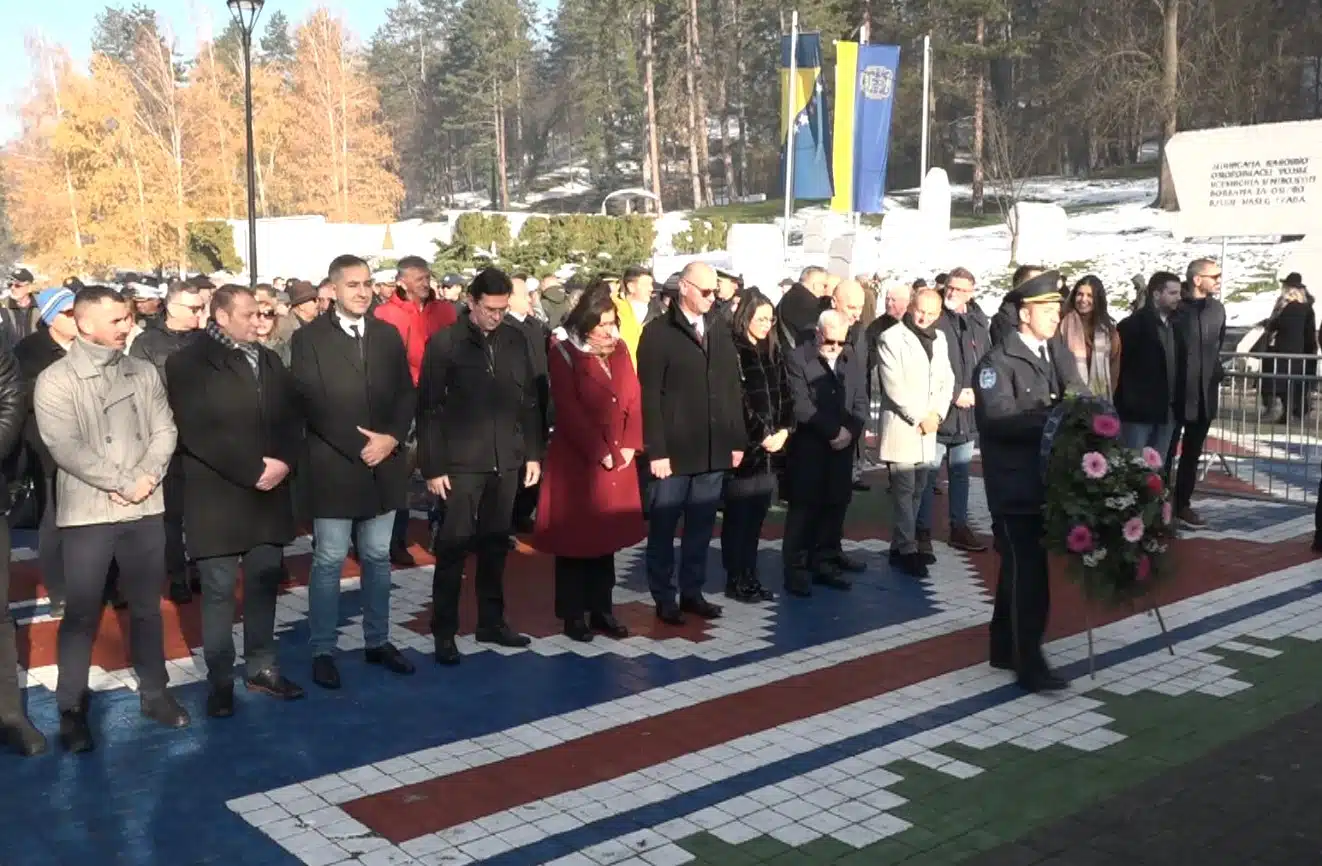 Tuzla polaganjem cvijeća i Svečanom sjednicom Gradskog vijeća obilježila 25.novembar (VIDEO)
