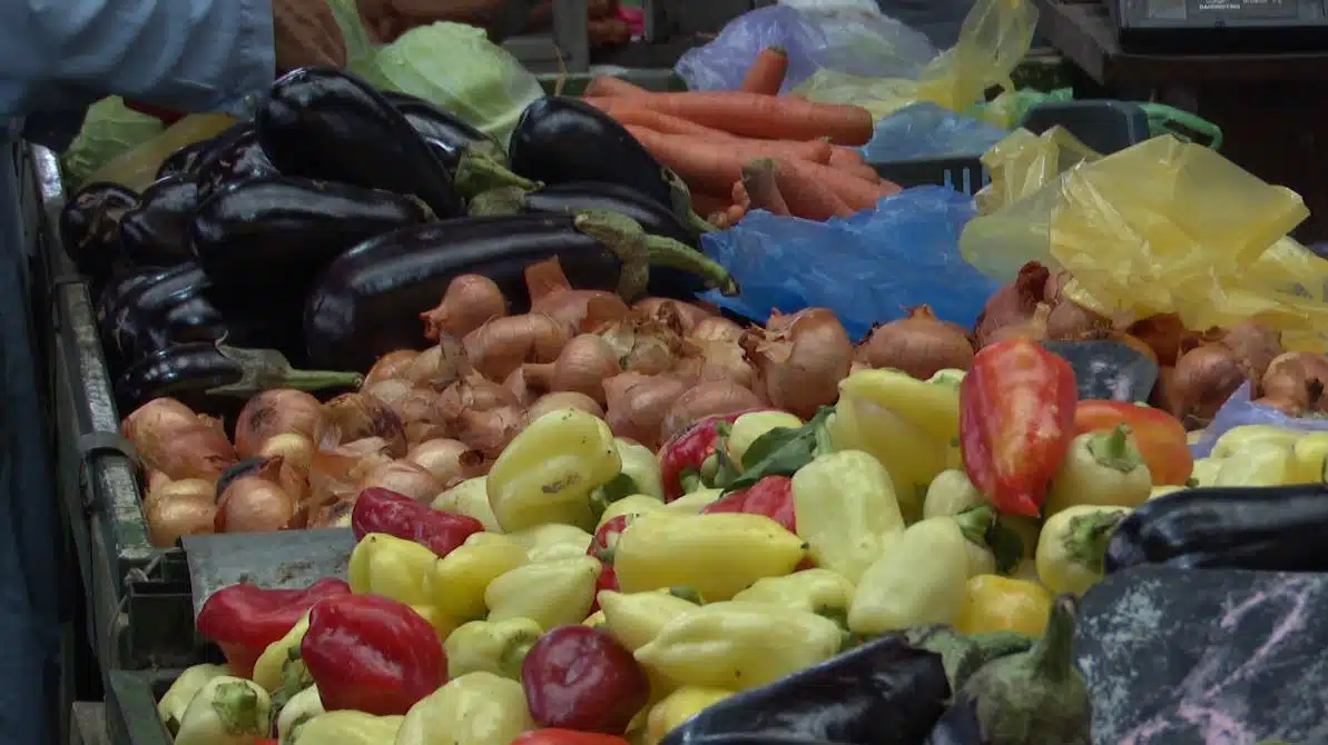 Bogata ponuda i prihvatljive cijene na pijaci u Tuzli (Video)