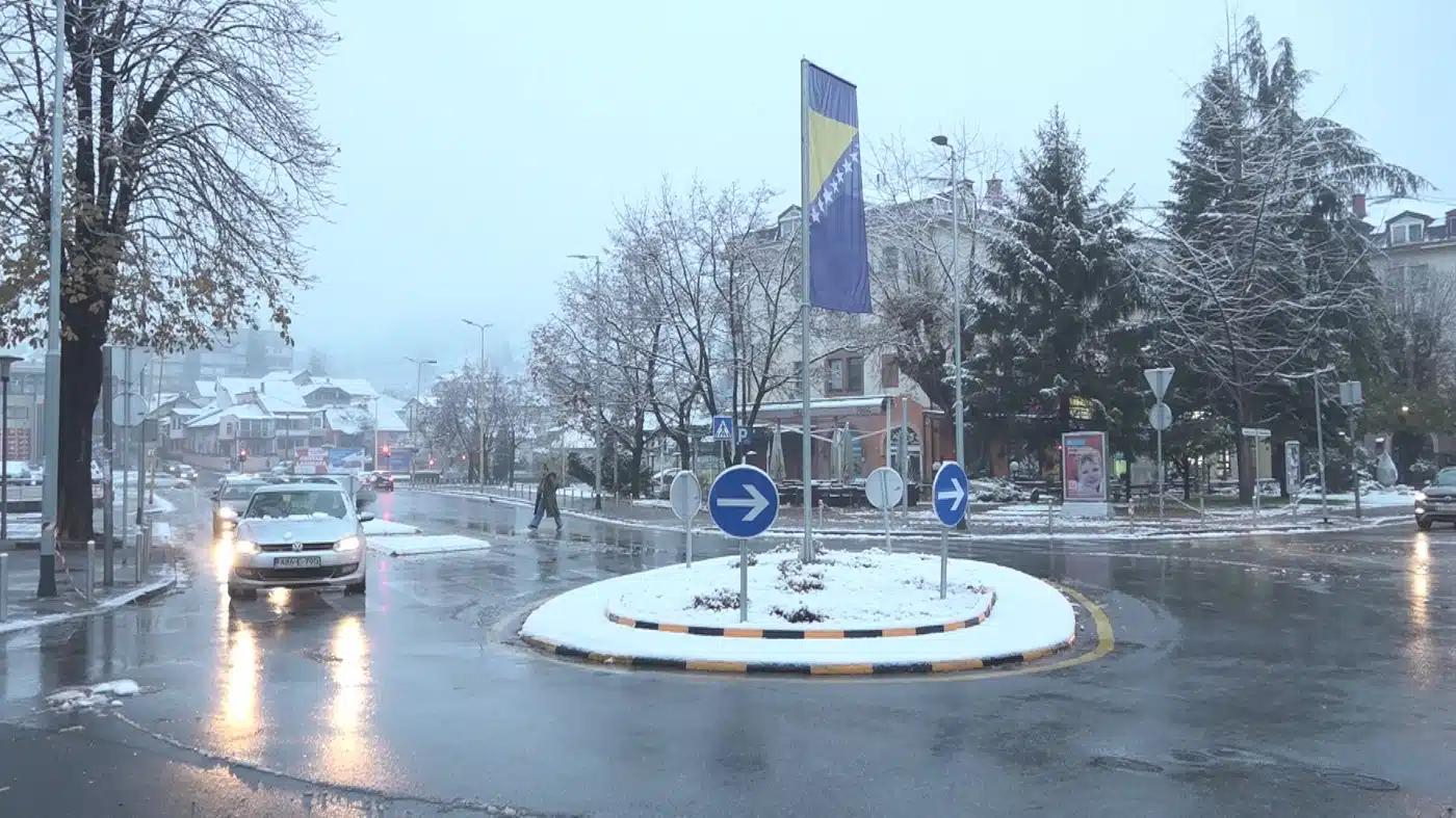 Zimska služba tuzlanskog Komunalca aktivno radi na održavanju saobraćajnica prohodnim (Video)