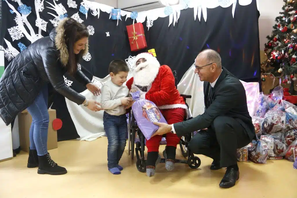 Gradonačelnik Lugavić nastavio tradicionalnu podjelu novogodišnjih paketića djeci Tuzle Gradonačelnik Lugavić nastavio tradicionalnu podjelu novogodišnjih paketića djeci Tuzle