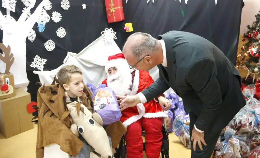 Gradonačelnik Lugavić nastavio tradicionalnu podjelu novogodišnjih paketića djeci Tuzle Gradonačelnik Lugavić nastavio tradicionalnu podjelu novogodišnjih paketića djeci Tuzle