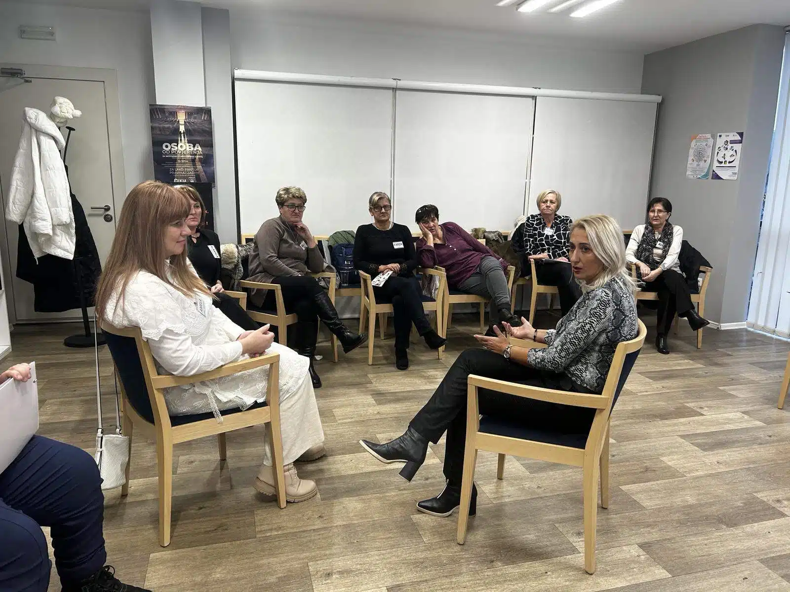 Uposlenice Službe za komunalne poslove, izgradnju i poslove mjesnih zajednica na edukaciji za podršku ženama u borbi protiv nasilja