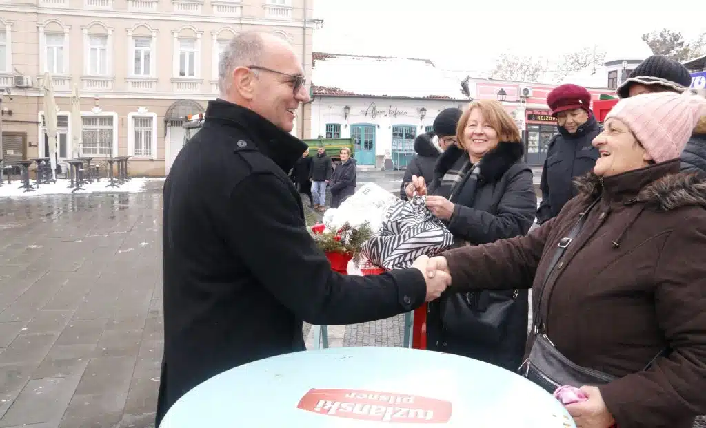 Na Trgu slobode u Tuzli obilježen katolički Božić (FOTO) Na Trgu slobode u Tuzli obilježen katolički Božić (FOTO)