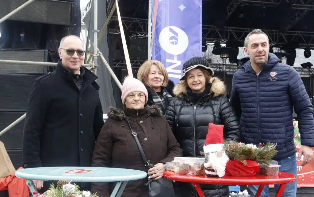 Na Trgu slobode u Tuzli obilježen katolički Božić (FOTO) Na Trgu slobode u Tuzli obilježen katolički Božić (FOTO)