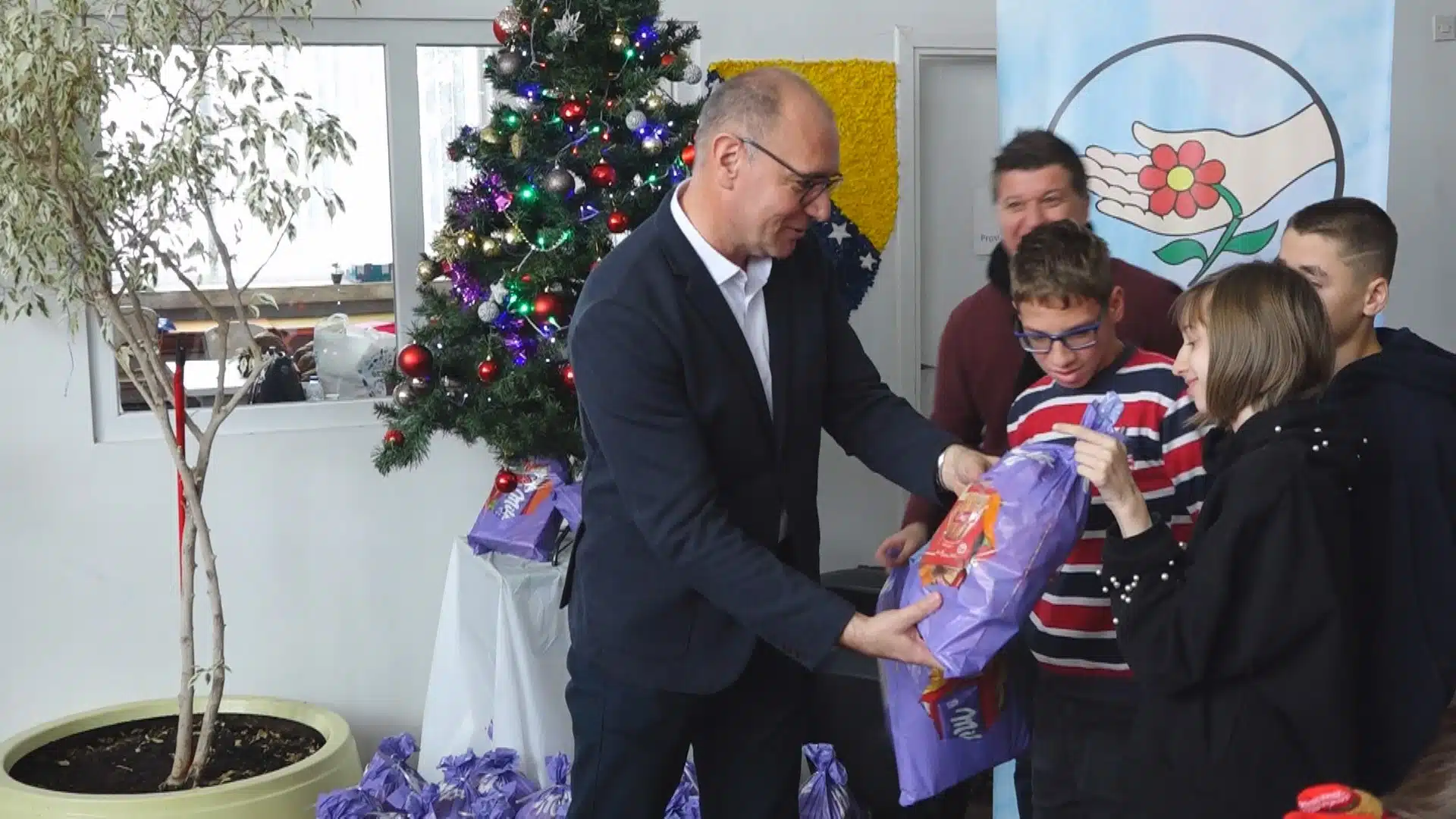 Grad Tuzla obezbijedio 2200 novogodišnjih paketića za djecu, gradonačelnik danas podsjetio nekoliko institucija (VIDEO)