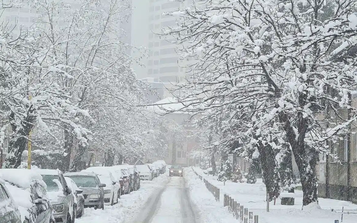 Snijeg zatrpao Tuzlu, nema struje, odgođena nastava u pojedinim školama (FOTO)