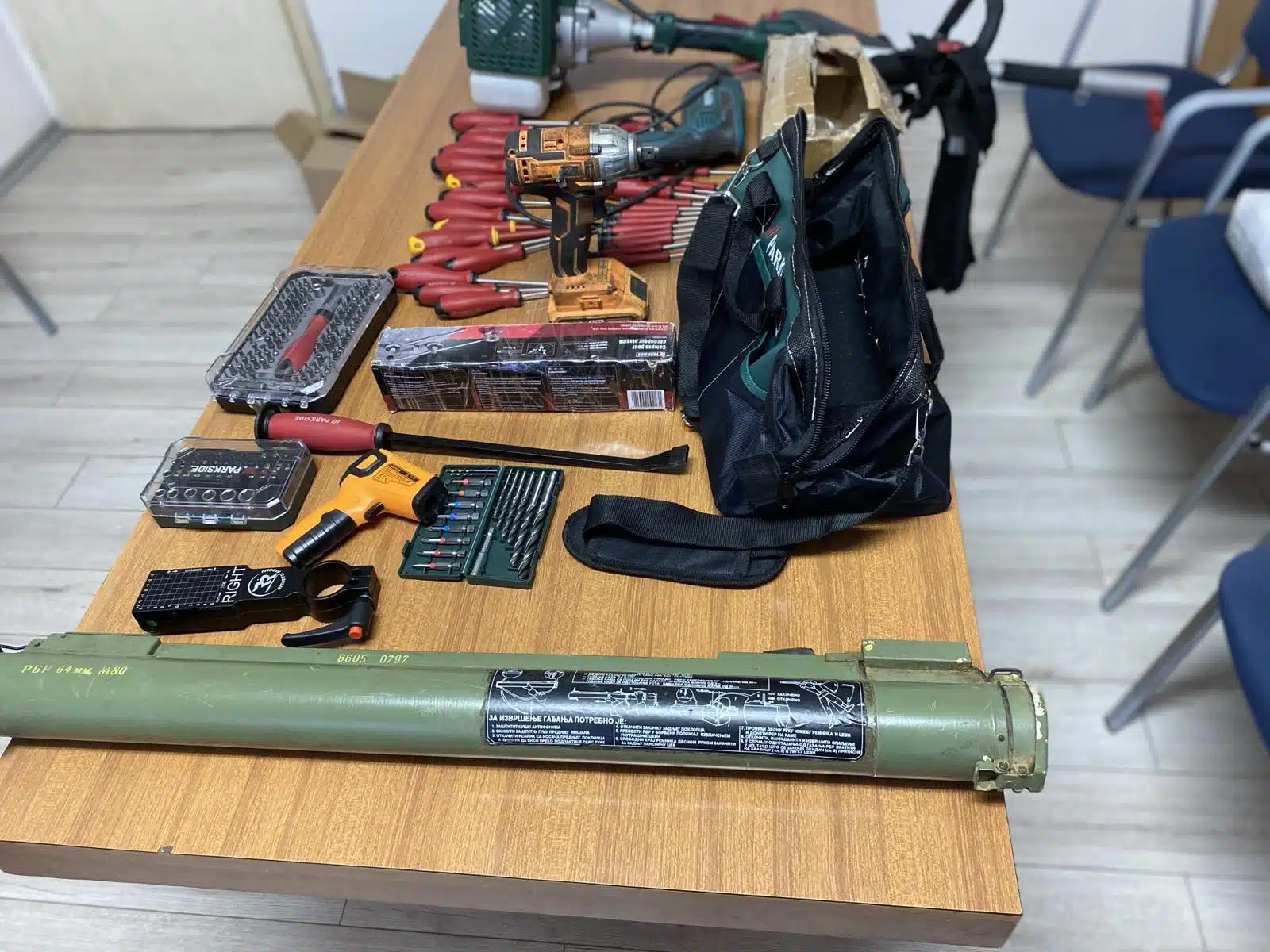 U Gračanici uhapšene dvije osobe, zaplijenjeni ručni bacač raketa i droga