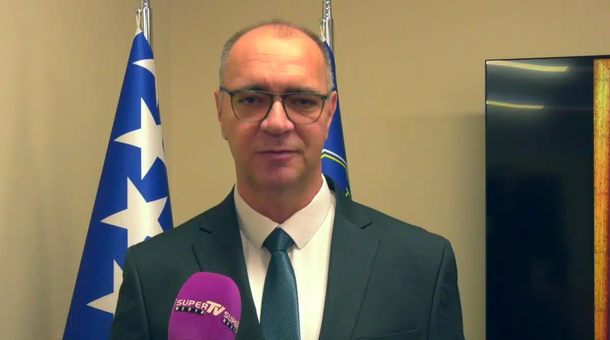 Gradonačelnik Lugavić: “Želim Vam sretnu i uspješnu Novu 2025. godinu, ispunjenu zdravljem, ljubavlju i prosperitetom” (VIDEO)