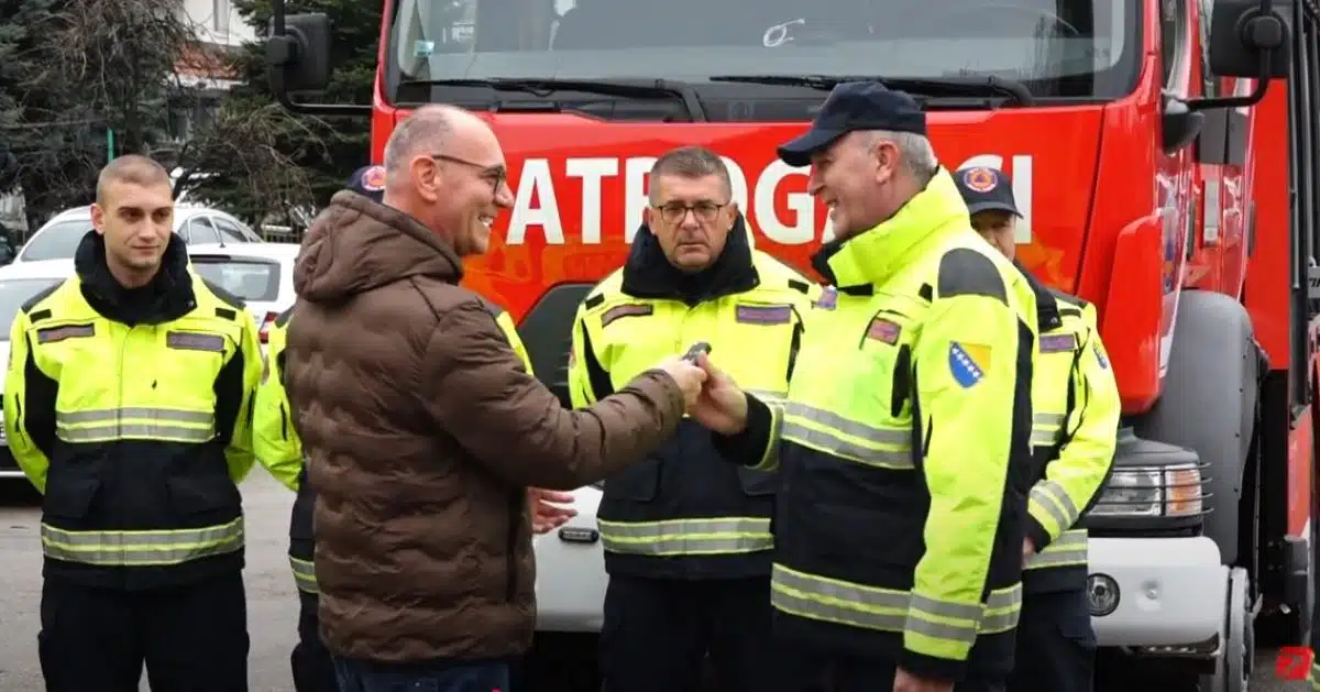 Tuzlanski vatrogasci i specijalizovana mješovita jedinica dobili vrijedno vozilo (VIDEO)