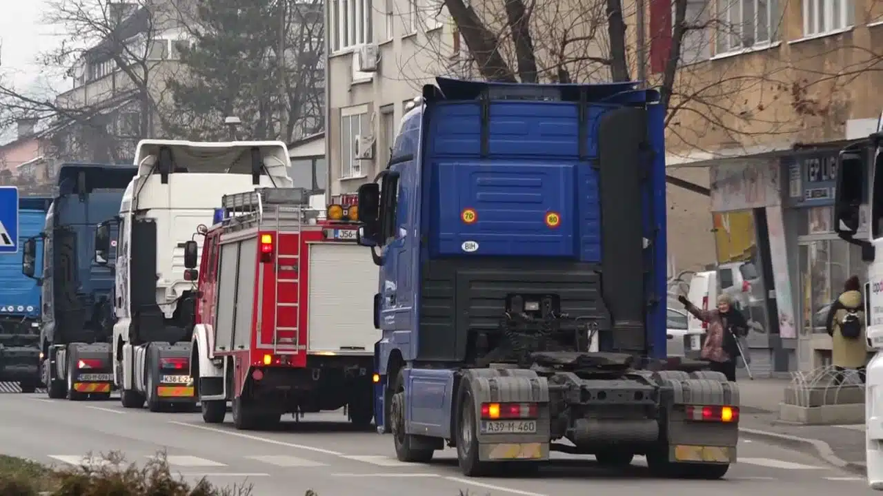 Povodom dana vozača i automehaničara organizovan defile kroz grad (VIDEO)