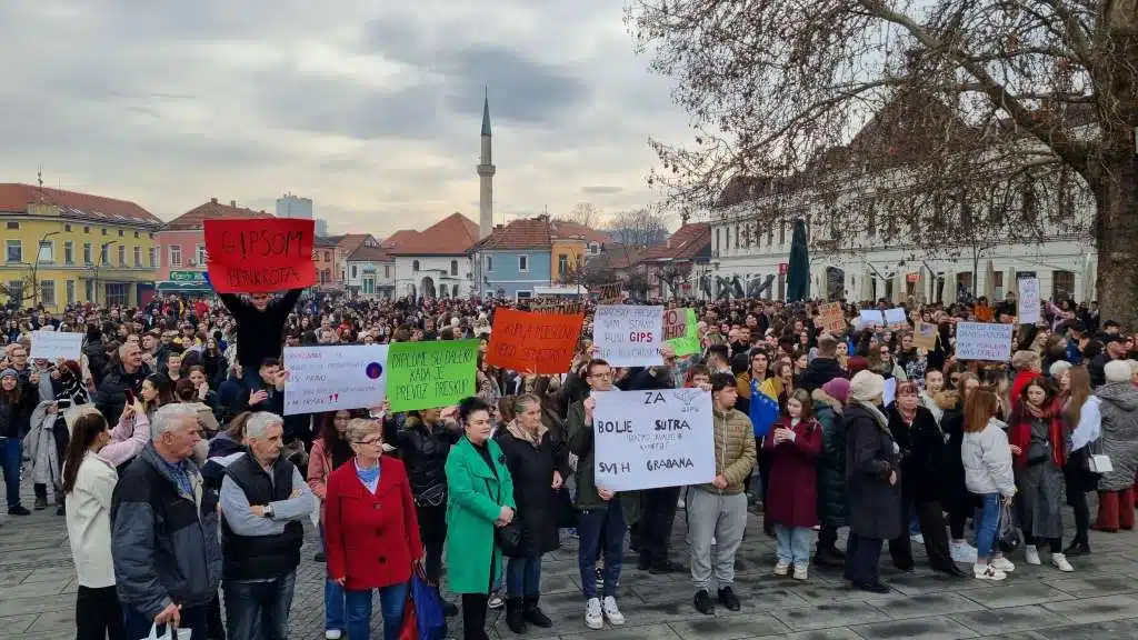 Protesti srednjoškolaca, studenata i penzionera zbog poskupljenja javnog prijevoza u Tuzli