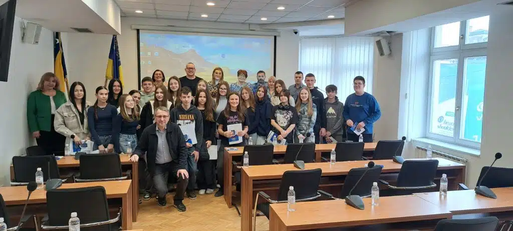 Učenici OŠ „Tušanj“ u posjeti Gradskom vijeću Tuzla Učenici OŠ „Tušanj“ u posjeti Gradskom vijeću Tuzla