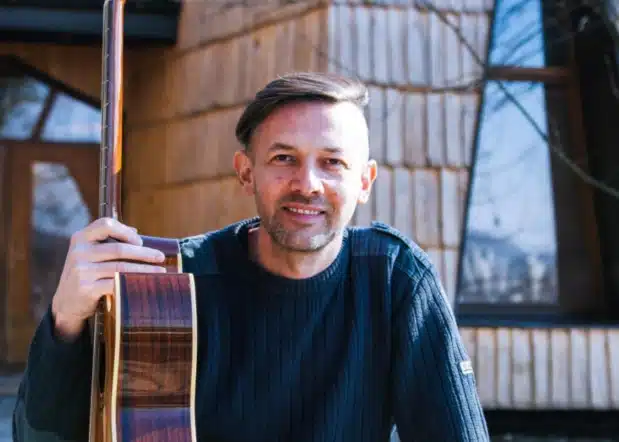 Muzika kao pokretač promjena! Priča o Nedimu Tinjiću i akustikUm-u