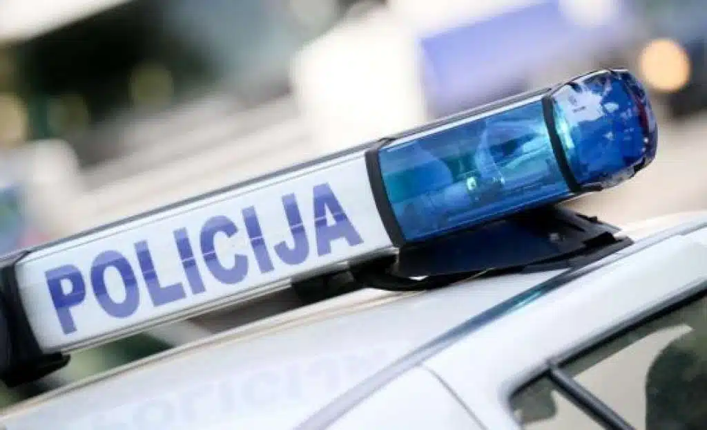 Nesreća u Živinicama: Automobilom sletio s ceste i udario u drvo