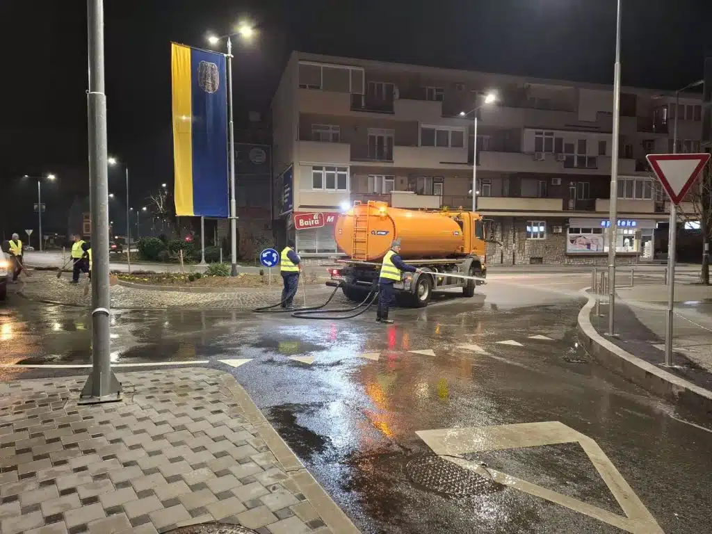 U Tuzli počele aktivnosti proljetnog čišćenja i uređenja javnih površina (FOTO) U Tuzli počele aktivnosti proljetnog čišćenja i uređenja javnih površina (FOTO)