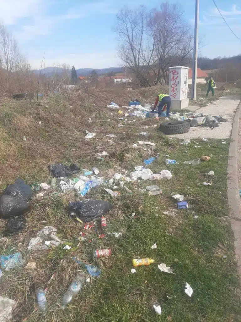 U Tuzli počele aktivnosti proljetnog čišćenja i uređenja javnih površina (FOTO) U Tuzli počele aktivnosti proljetnog čišćenja i uređenja javnih površina (FOTO)