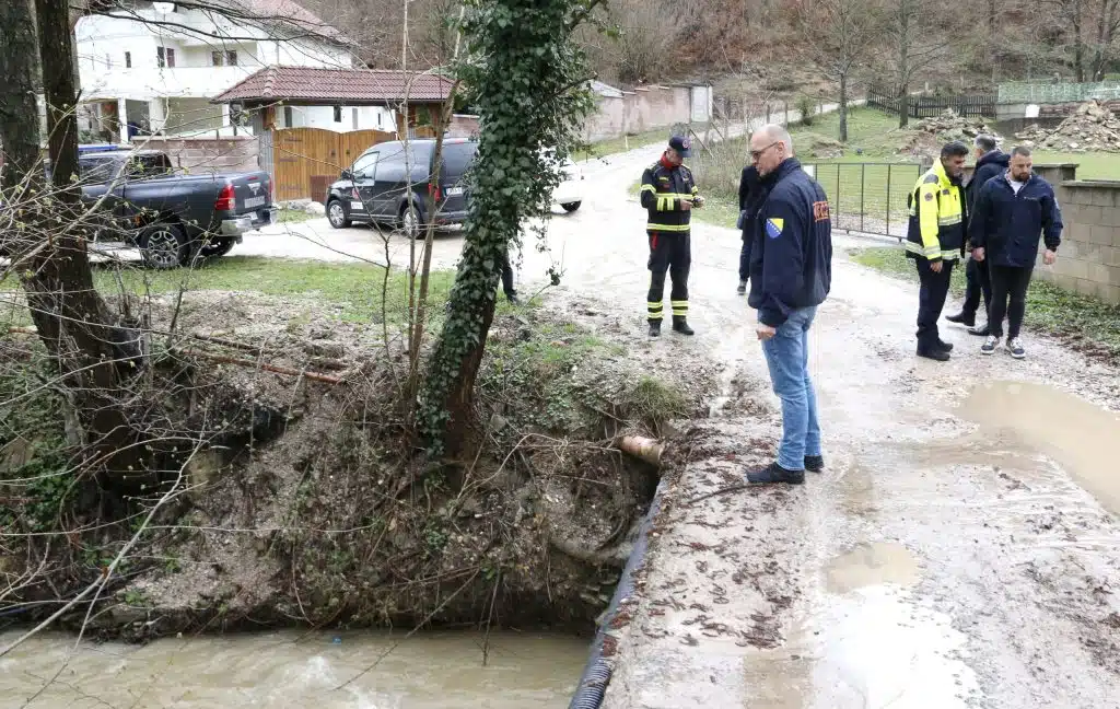 Gradonačelnik Tuzle sa saradnicima na terenu – sve službe u pripravnosti zbog obilnih padavina (FOTO)