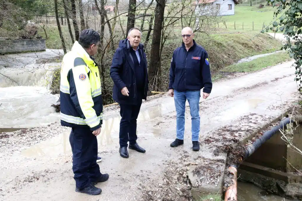 Gradonačelnik Tuzle sa saradnicima na terenu – sve službe u pripravnosti zbog obilnih padavina (FOTO)