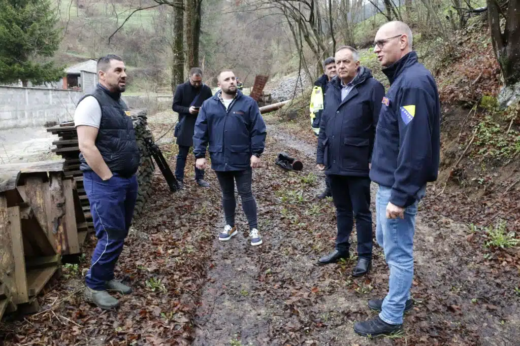 Gradonačelnik Tuzle sa saradnicima na terenu – sve službe u pripravnosti zbog obilnih padavina (FOTO)