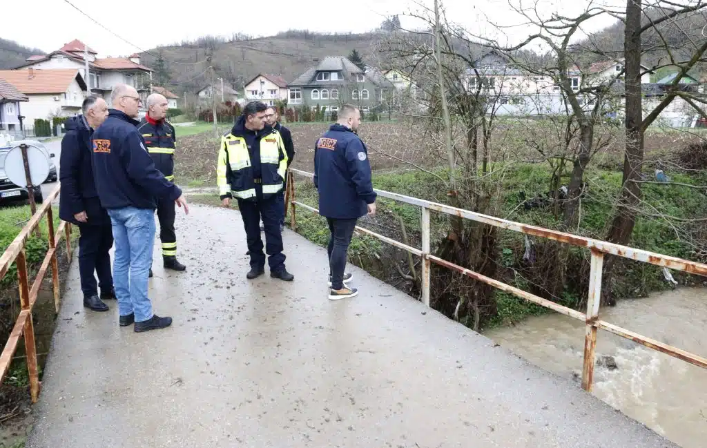 Gradonačelnik Tuzle sa saradnicima na terenu – sve službe u pripravnosti zbog obilnih padavina (FOTO)