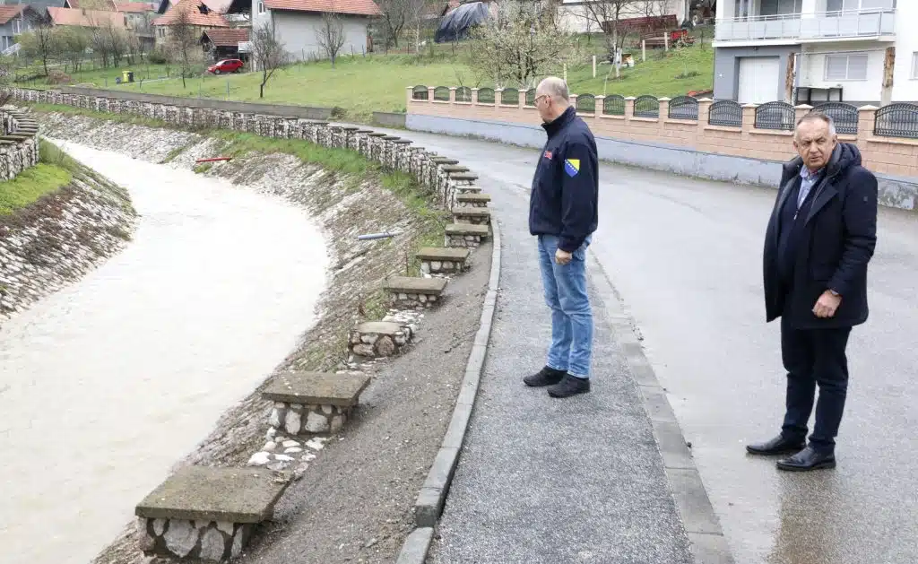 Gradonačelnik Tuzle sa saradnicima na terenu – sve službe u pripravnosti zbog obilnih padavina (FOTO)