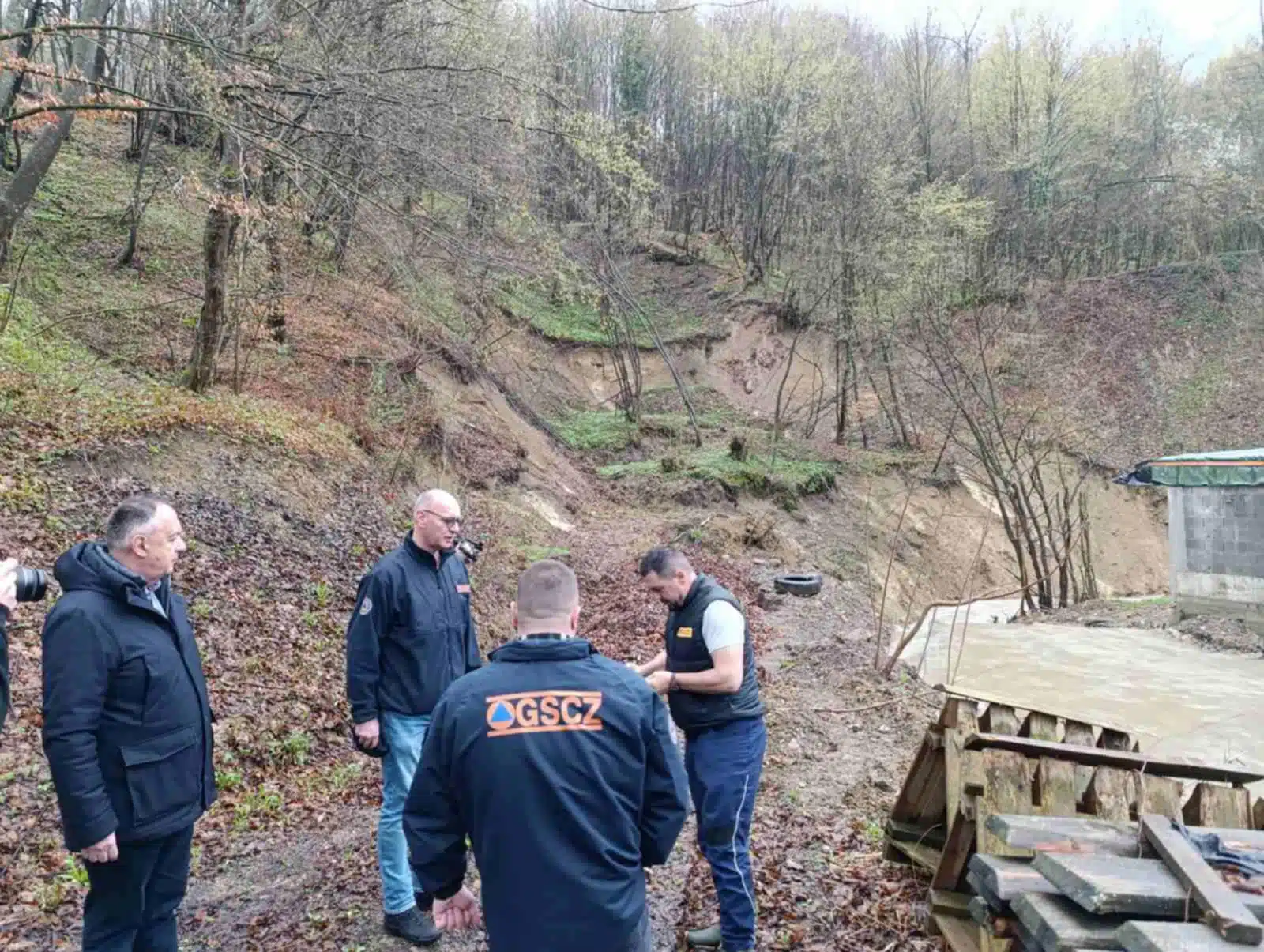Civilna zaštita na terenu: Prijavljeno klizište na Majevici (FOTO)