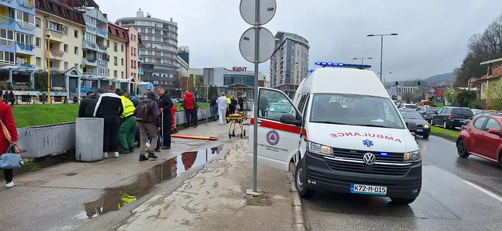 Drama u centru Tuzle: Policajac pao u rijeku tokom potjere za kriminalcem (FOTO)