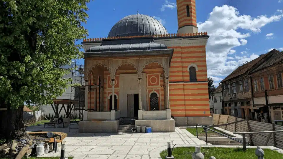 Simbol Tuzle ponovo zablistao: Evo kako izgleda obnovljena Šarena džamija (FOTO)