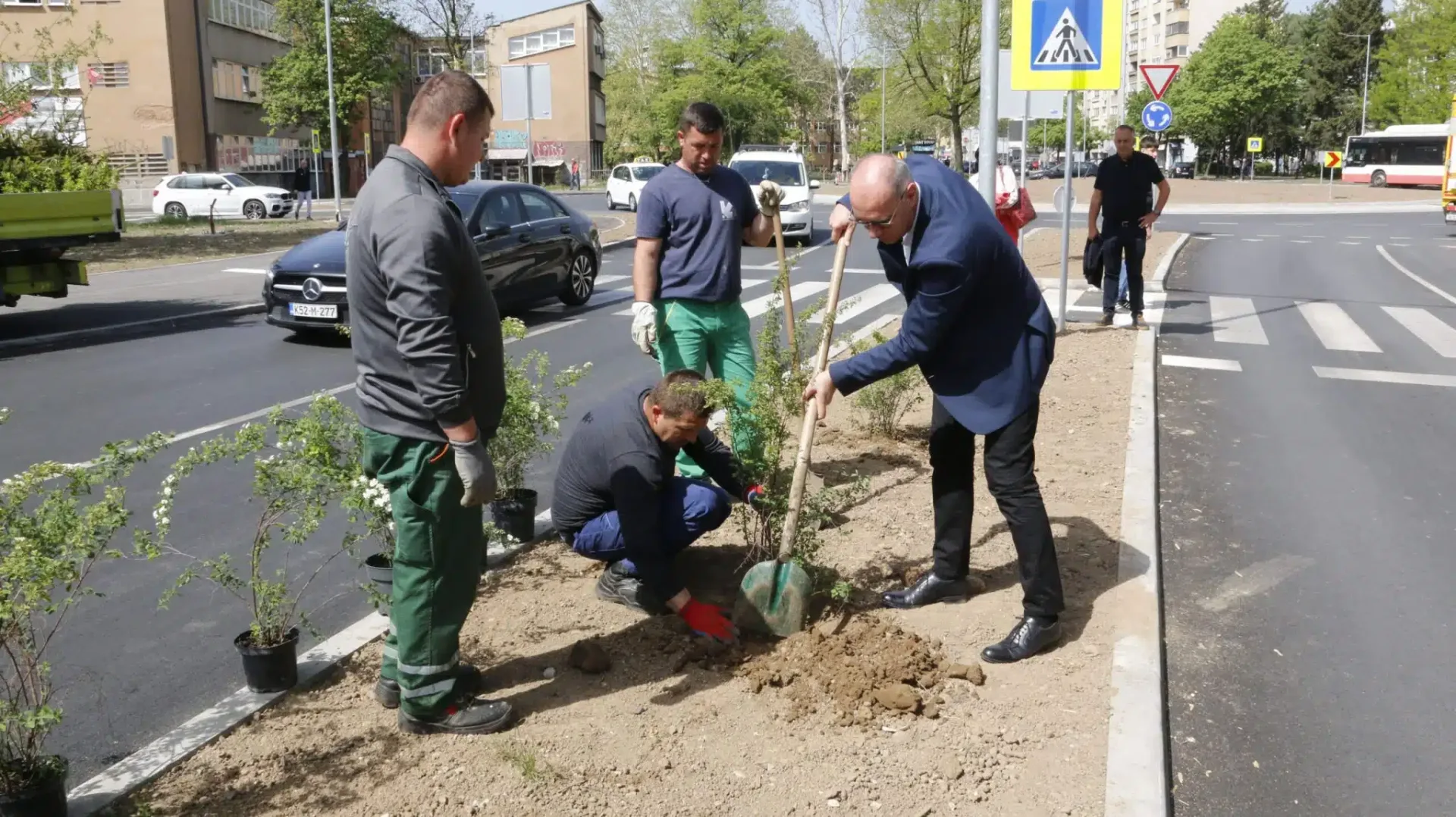 Uređenje kružnog toka na Slatini – sadnja ukrasnog bilja i unapređenje inkluzivnosti u fokusu